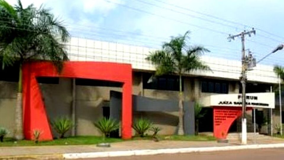 Adolescente invade fórum para furtar computadores