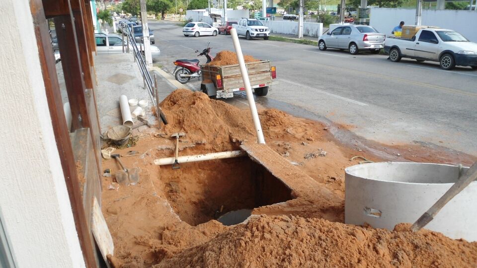Prefeitura informa que a construção de fossas sépticas em calçadas é proibida