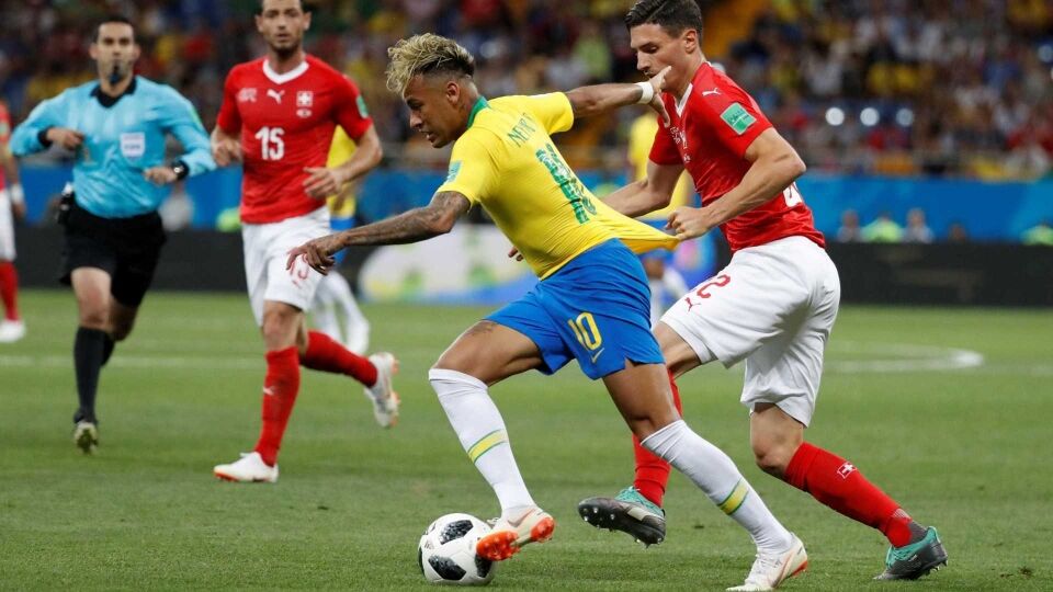 'Parou aqui', ironiza zagueiro suíço ao postar foto em que puxa Neymar