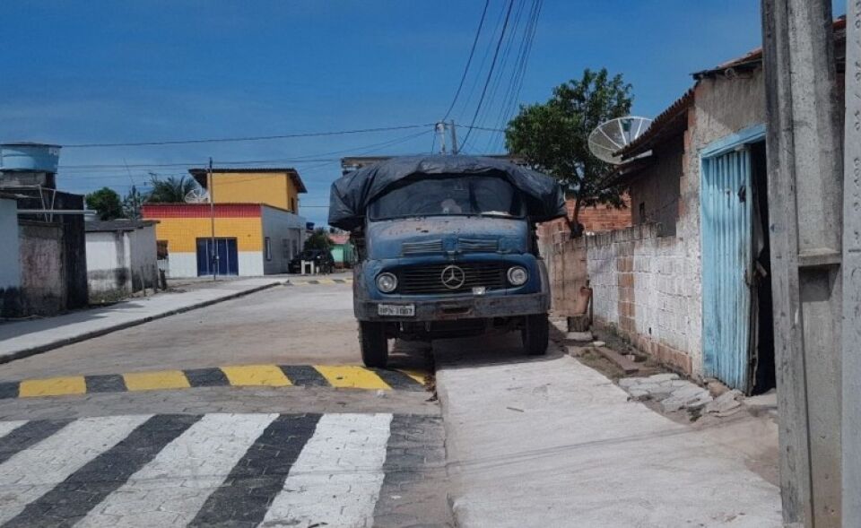 Caminhões afrontam a lei com carga e descarga em locais e horários proibidos em Porto Velho