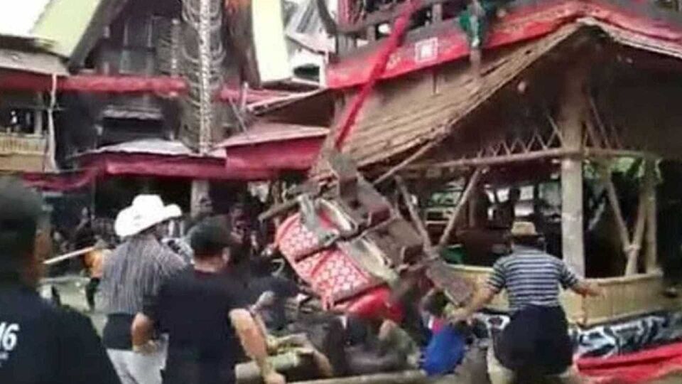 Homem morre esmagado pelo caixão da mãe durante funeral; vídeo