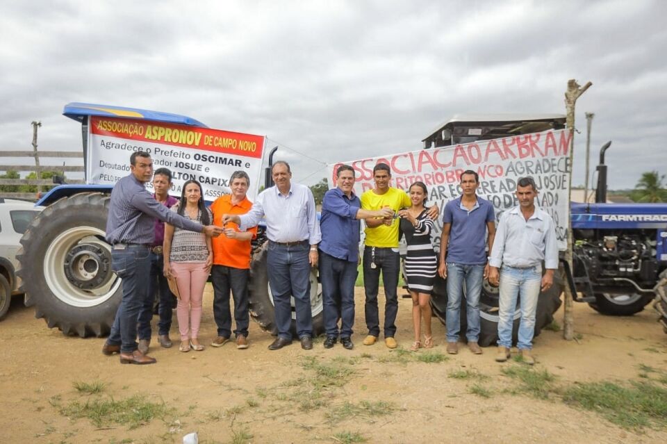 Maurão de Carvalho prestigia entrega de tratores no distrito de Rio Branco