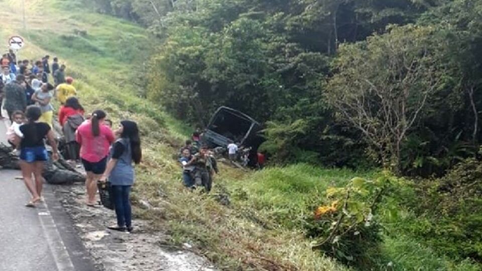 Acidente com caminhão do Exército deixa mais de 20 militares feridos na BR-364