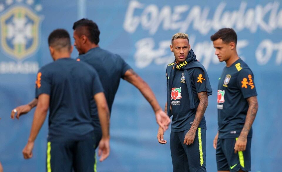 Neymar deixa treino mancando após 10 minutos de atividade