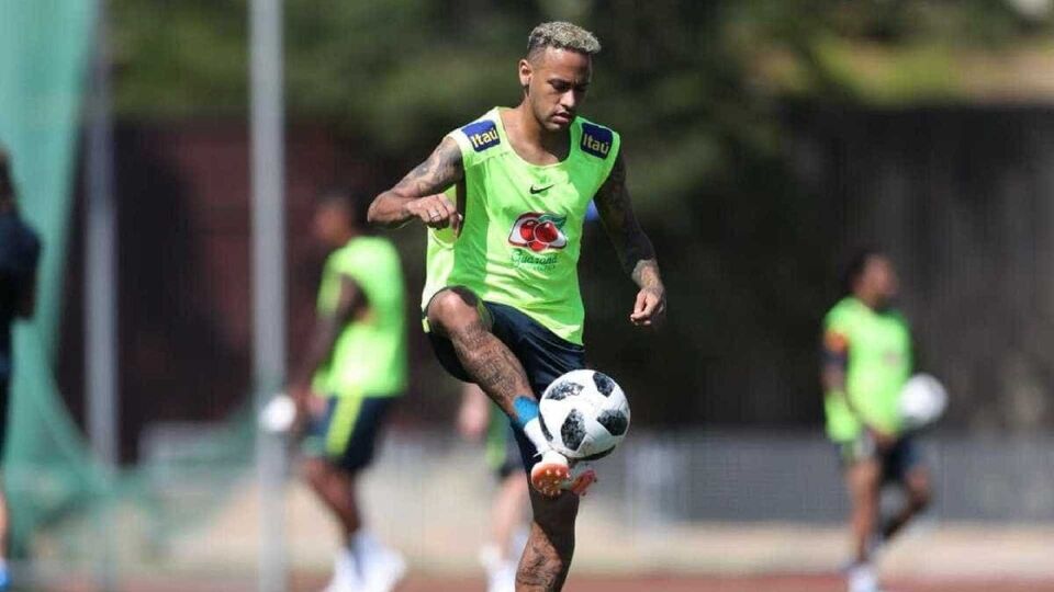 Após susto, Neymar vai a campo e treina normalmente em Sochi