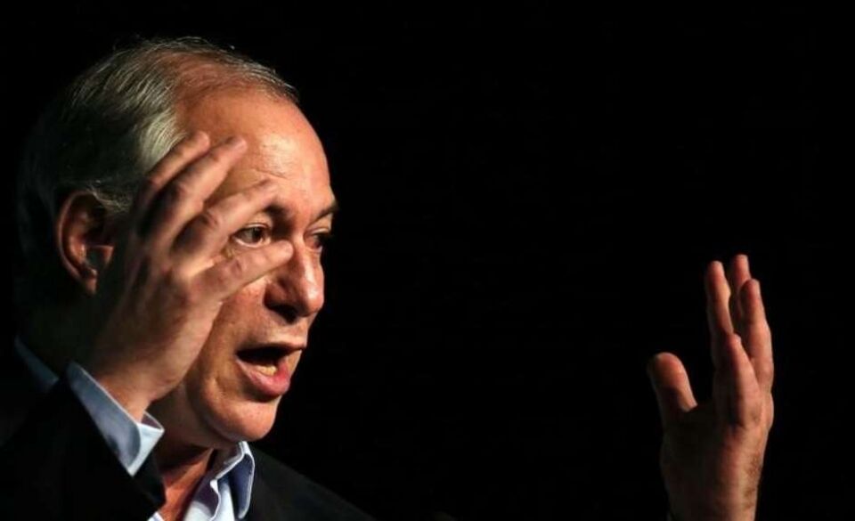 Ciro Gomes é vaiado e abandona palco em evento em MG