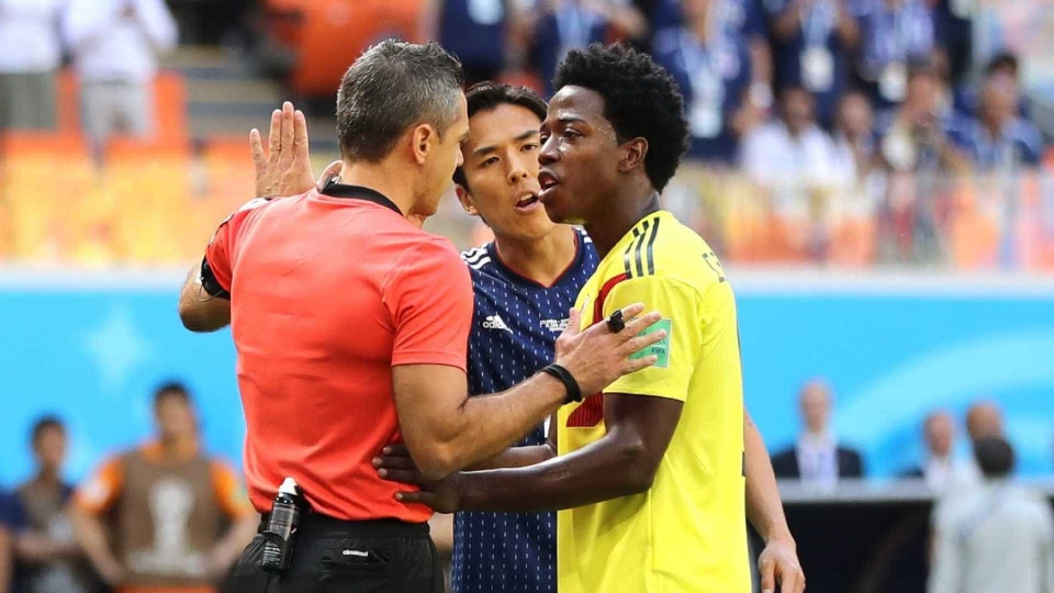 Jogador da Colômbia recebe ameaças após expulsão relâmpago na Copa