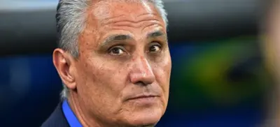 Queda de Tite durante gol do Brasil vira meme imitando Neymar