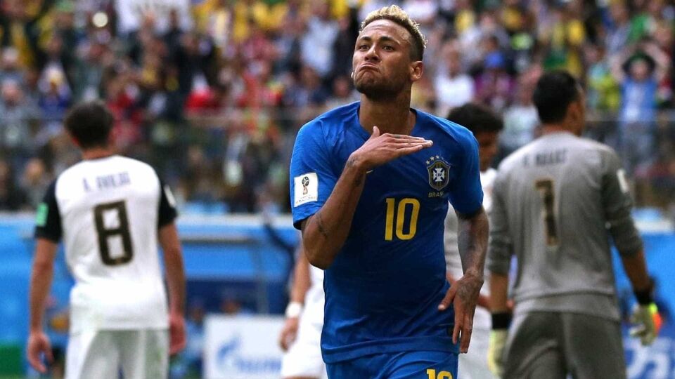 Recado para alguém? Neymar comemora gol com gesto ‘ceifador’