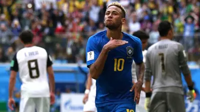 Recado para alguém? Neymar comemora gol com gesto ‘ceifador’