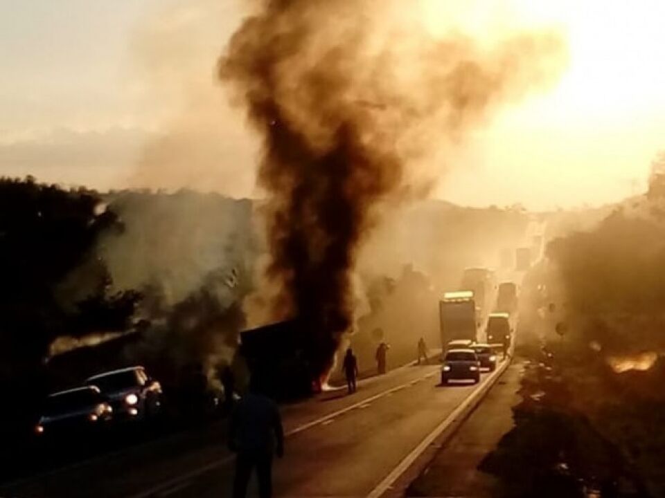 Caminhão boiadeiro pega fogo na BR-364 em Ariquemes