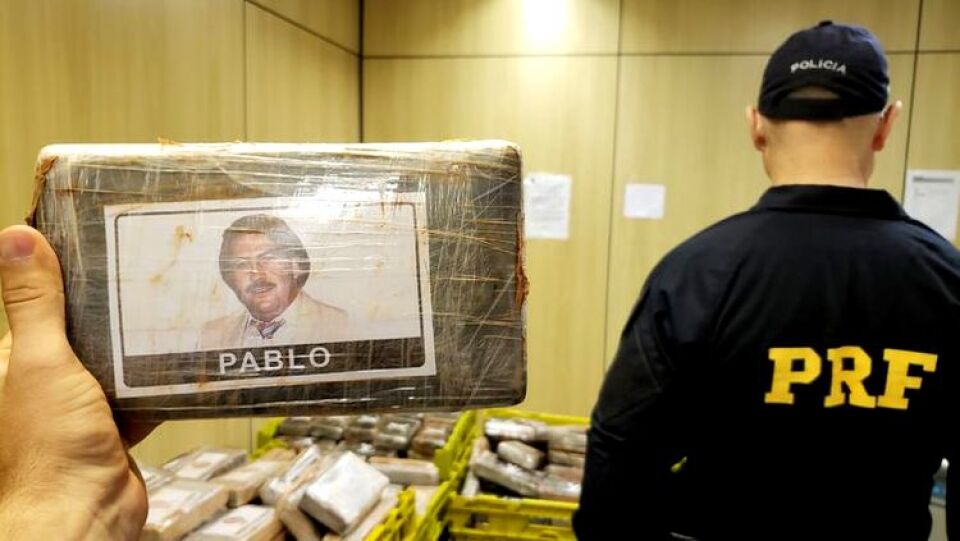 PRF apreende 889 quilos de cocaína com foto de Pablo Escobar em Curitiba