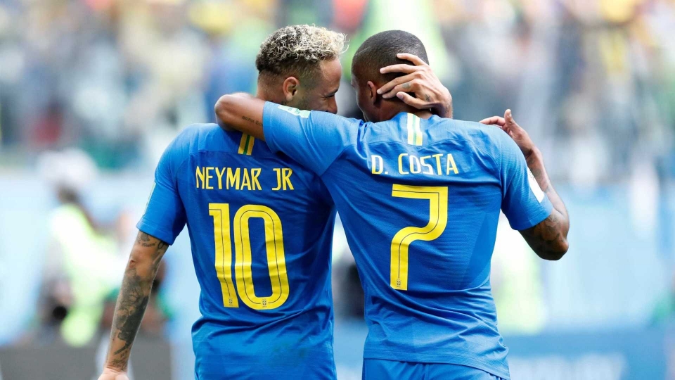 Além de Danilo, seleção perde Douglas Costa para duelo com a Sérvia