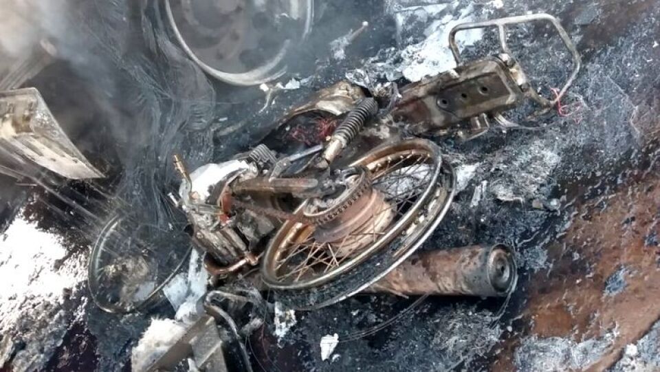 Carreta pega fogo após colidir com moto na BR 364