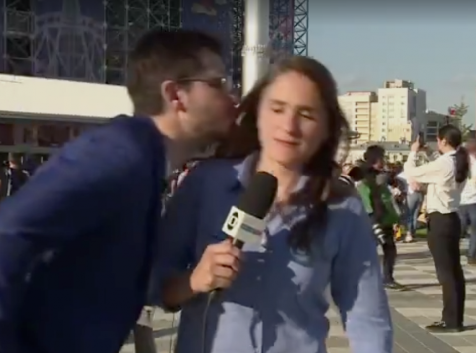 Homem tenta beijar repórter do SportTV ao vivo na Rússia