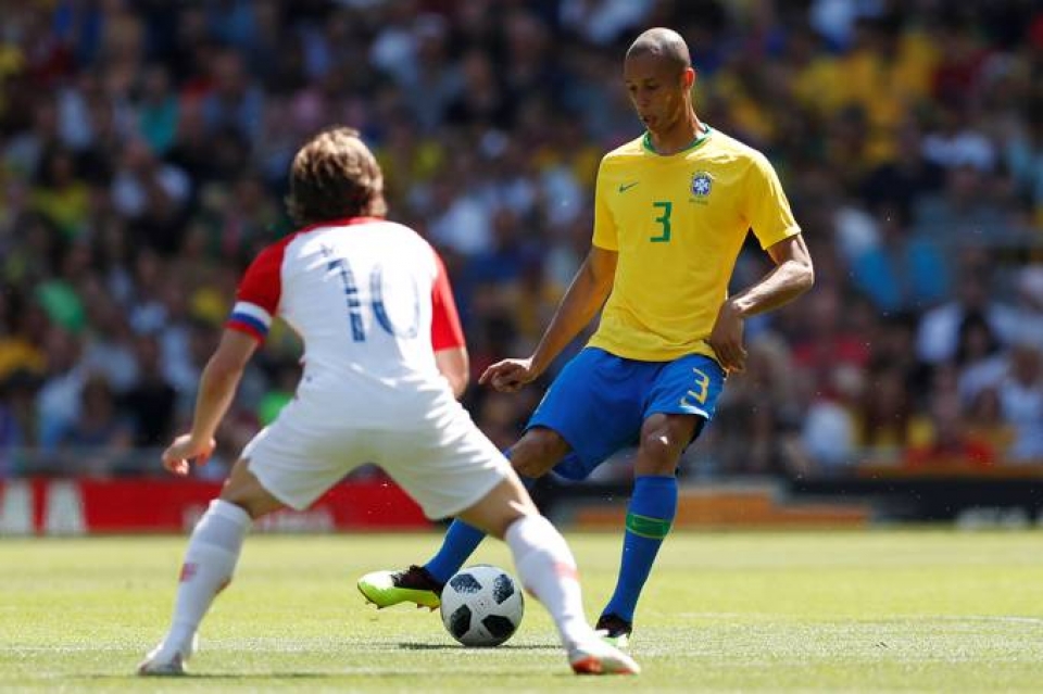 Tite escolhe Miranda como capitão diante da Sérvia