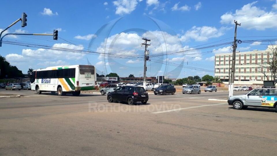 Suspeito furta fios de semáforos e complica o trânsito na Jorge Teixeira