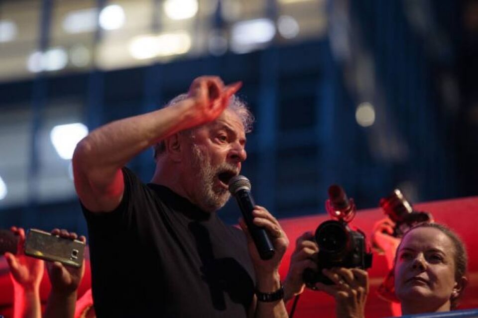 Decisão de Fachin alonga indefinição sobre Lula até agosto