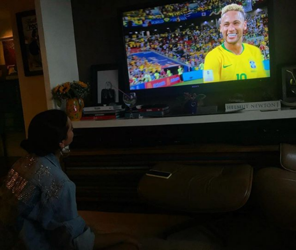 Bruna Marquezine assiste a Neymar jogar coladinha na televisão
