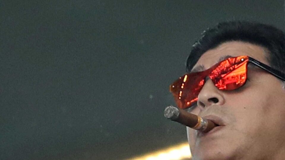 Maradona volta a dizer que está bem e elogia Messi