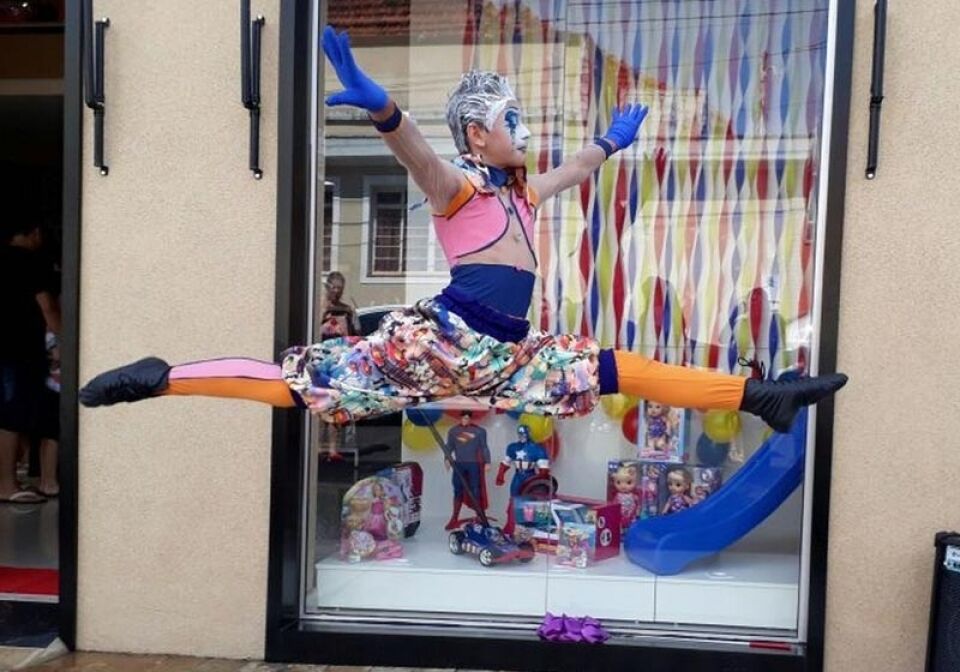 Brasileiro de 13 anos vai  estudar no circo