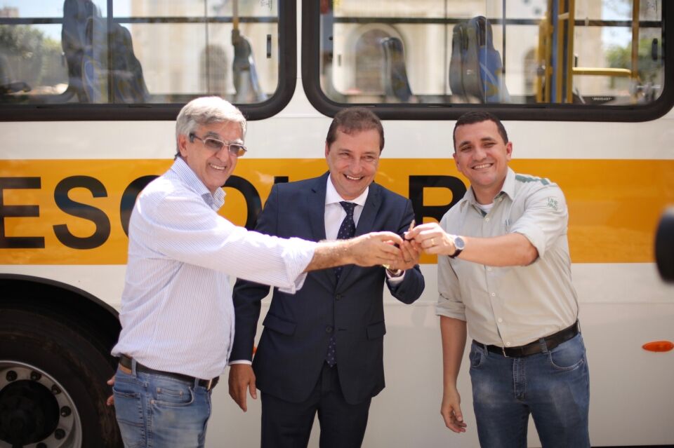 Prefeitura recebe ônibus de Jirau para fazer o transporte de professores da zona rural