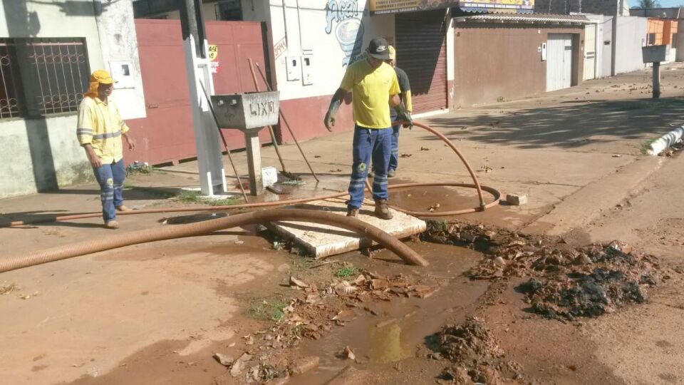 Semusb desobstrui coletoras na Avenida Guaporé