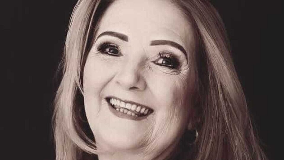 Avó de Lucas Lucco posa de lingerie aos 73 anos