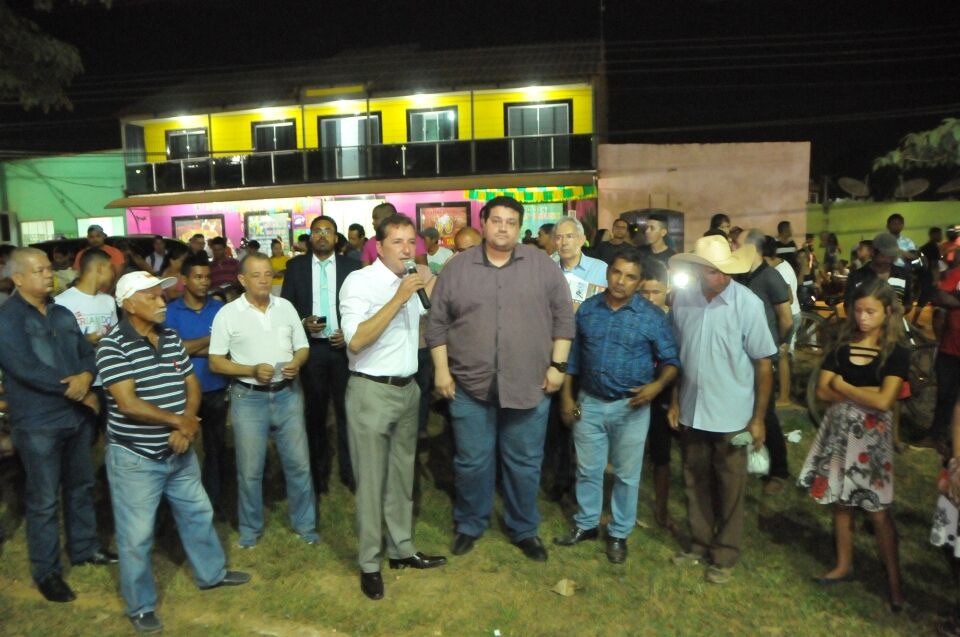Prefeito confere iluminação pública realizada no Jardim Santana e ouve novas reivindicações dos moradores