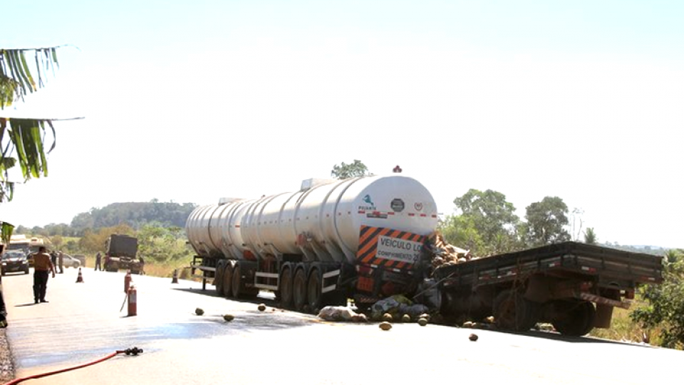 Grave acidente na BR-364 entre Jaru e Ouro Preto com carreta tanque deixa um morto; VÍDEO