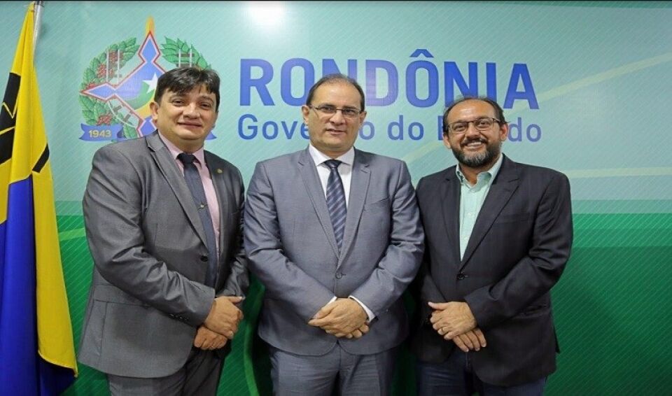 A indecisão do deputado que é da oposição e defende os interesses do governo na Assembleia