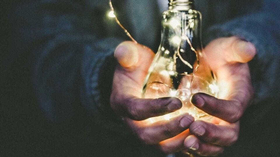 Saiba como reduzir a conta de luz em época de reajustes