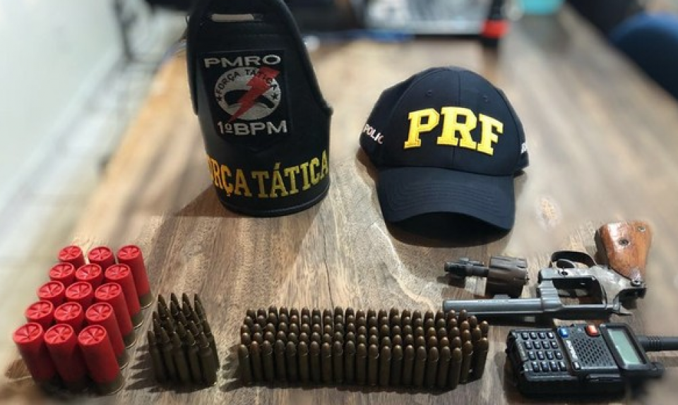 Para fugir de perseguição da PRF suspeitos abandonam caminhonete com 147 munições e revólver em RO
