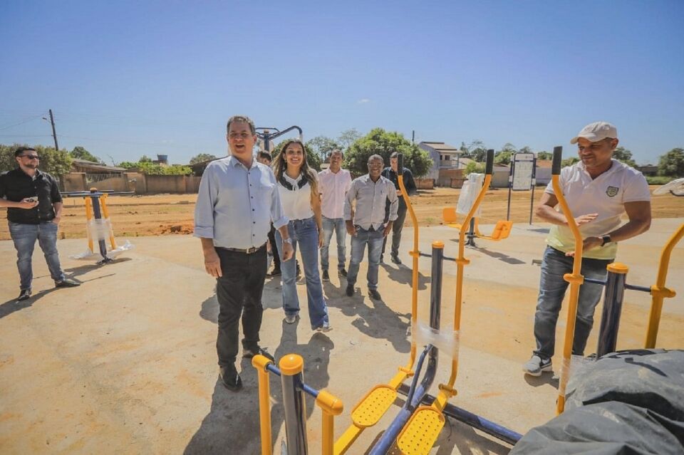 Maurão de Carvalho vistoria obra em praça em Alto Paraíso