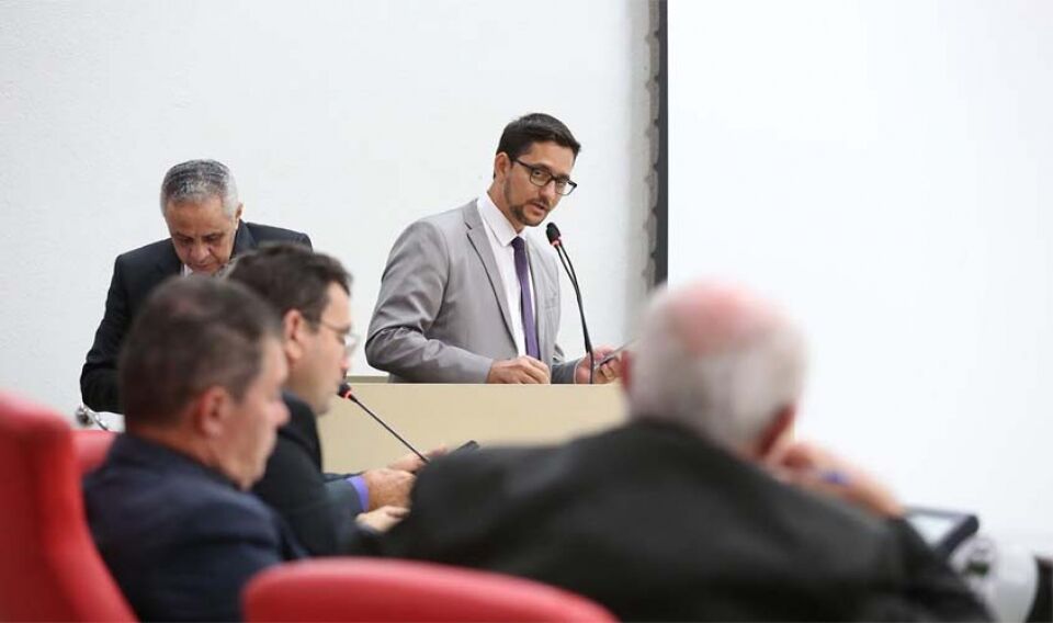 Deputado Anderson destaca projeto de lei que obriga preso a ressarcir os custos de alimentação e uso da tornozeleira