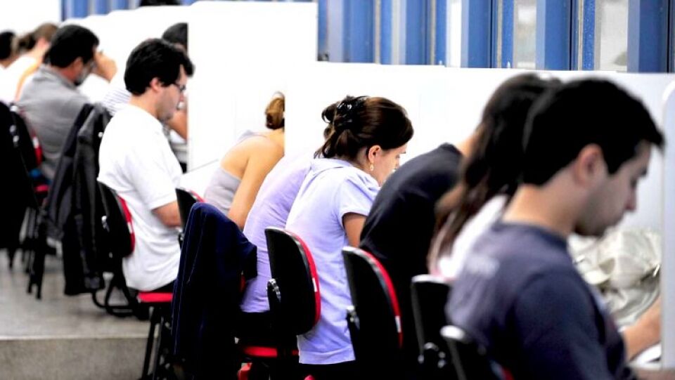 Confira os principais concursos com vagas abertas em todo o país