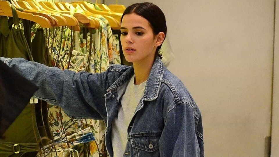 Marquezine aparece ajoelhada após gol de Neymar contra o México
