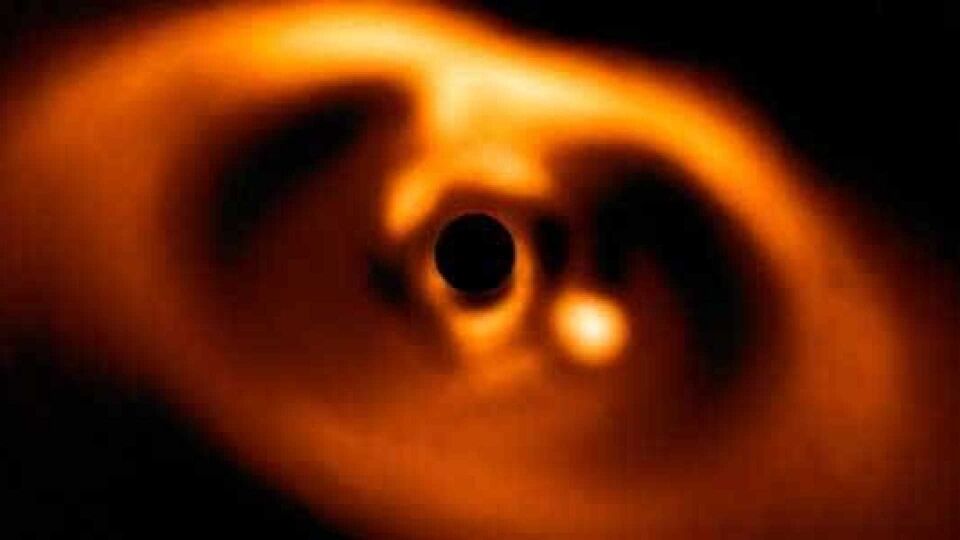 Astrônomos divulgam primeira imagem de planeta 'recém-nascido'