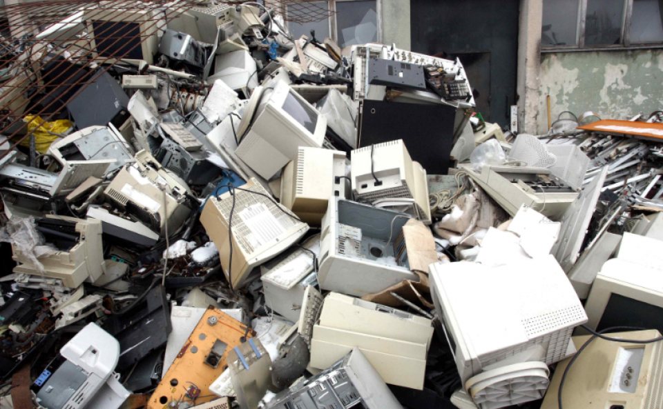 Brasileiros criam tecnologia que recicla metais preciosos de lixo eletrônico