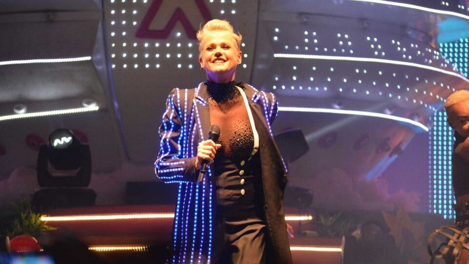 Xuxa passa por cirurgia de emergência após corpo rejeitar silicone