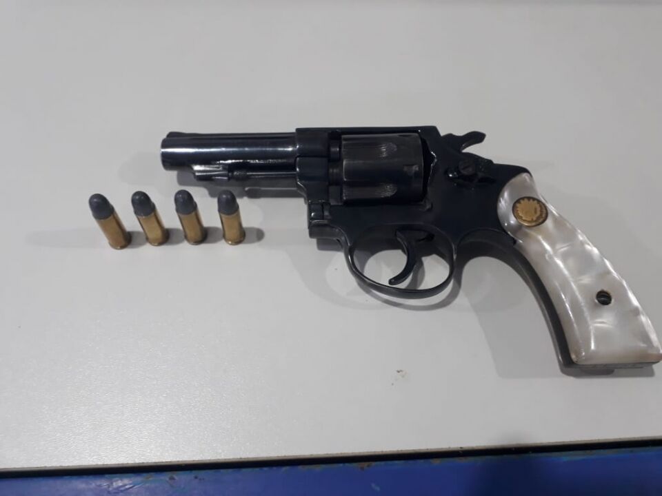Polícia prende suspeito por porte ilegal de arma de fogo
