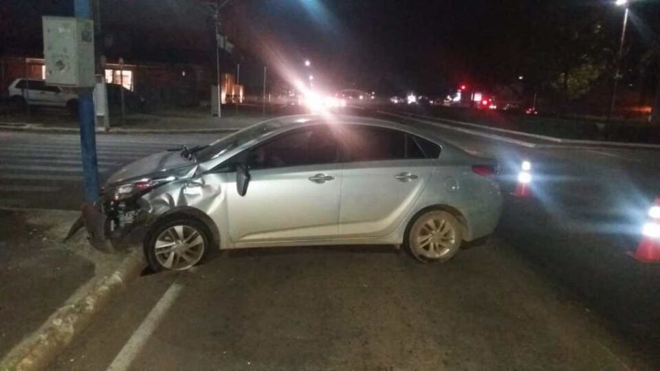 Motociclista foge após provocar acidente na Jorge Teixeira