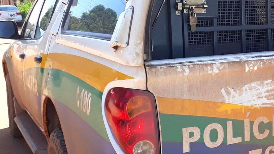 Mulher é agredida por filho e nora em residência