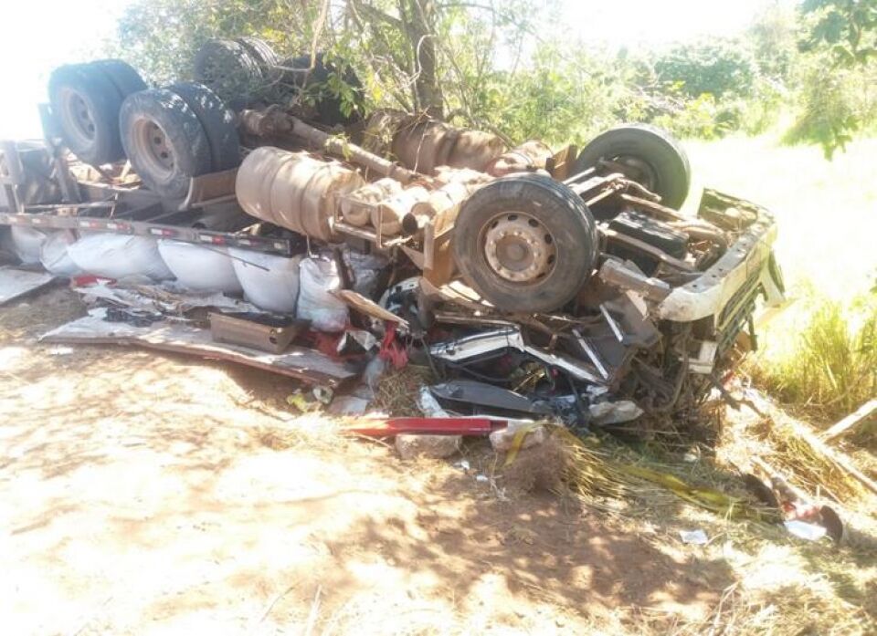 Homem morre após ficar preso às ferragens de caminhão em acidente