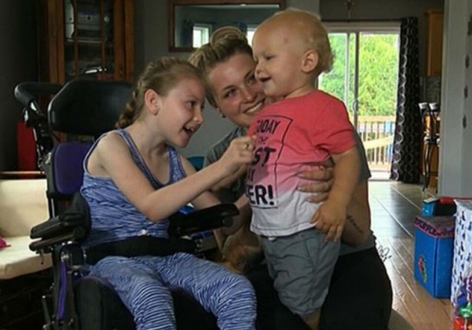 Menina com paralisia salva irmãozinho que se afogava