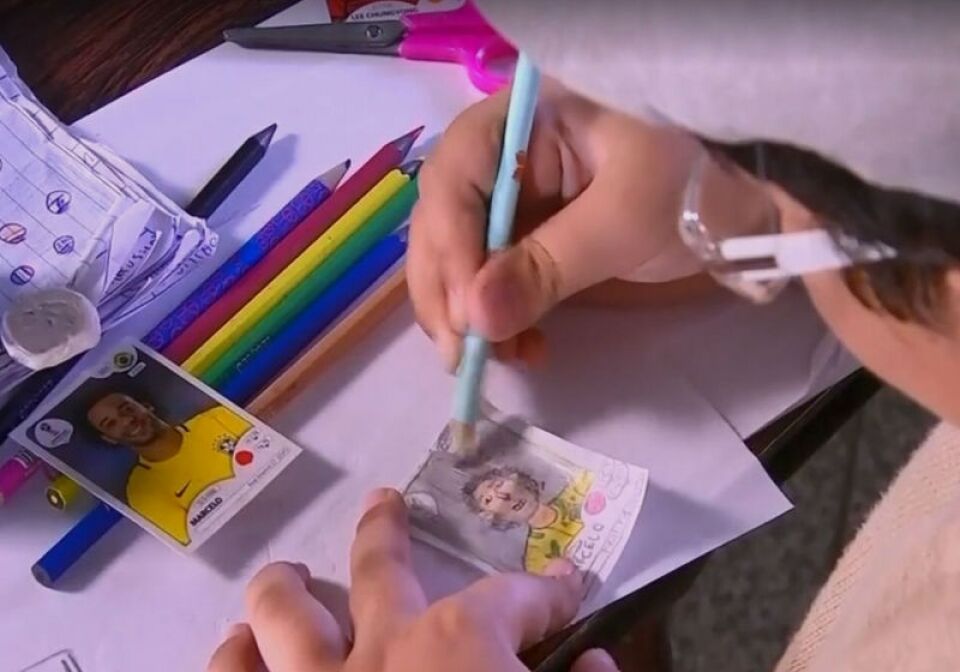 Sem dinheiro, menino desenha figurinhas e cria seu álbum da Copa