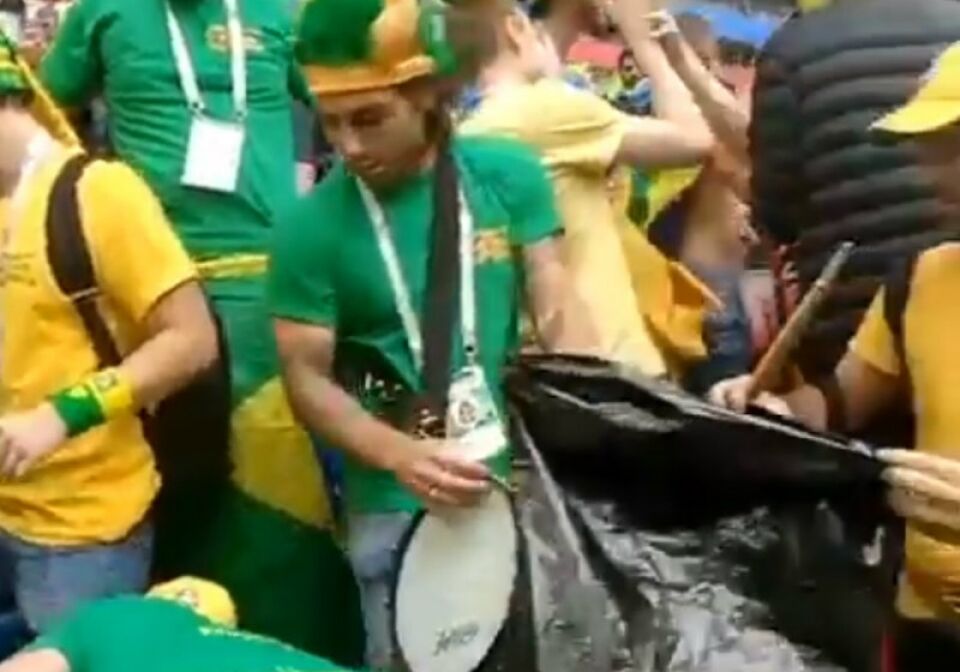 Brasileiros copiam japoneses e limpam estádio da Copa: assista