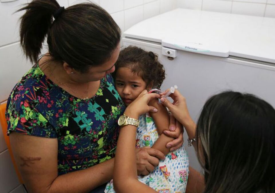 Vacinação contra gripe é ampliada para crianças e adultos