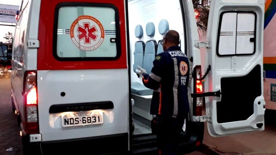 Idoso tenta se matar com faca cravada no tórax dentro de residência