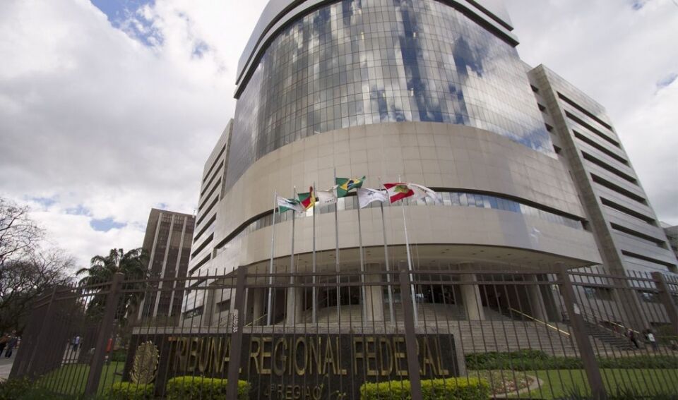 TRF-4 derruba liminar e Lula vai continuar preso
